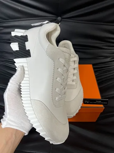 Bouncing sneaker 002