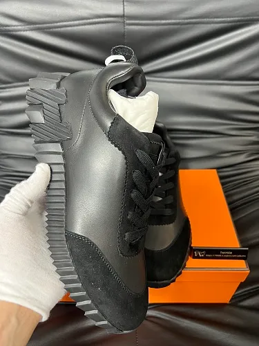 Bouncing sneaker 010
