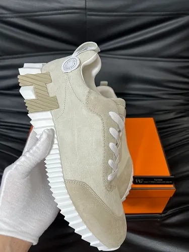 Bouncing sneaker 011