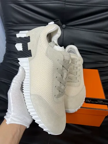 Bouncing sneaker 001